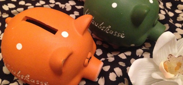 Zwei Sparschweine, orange und grün